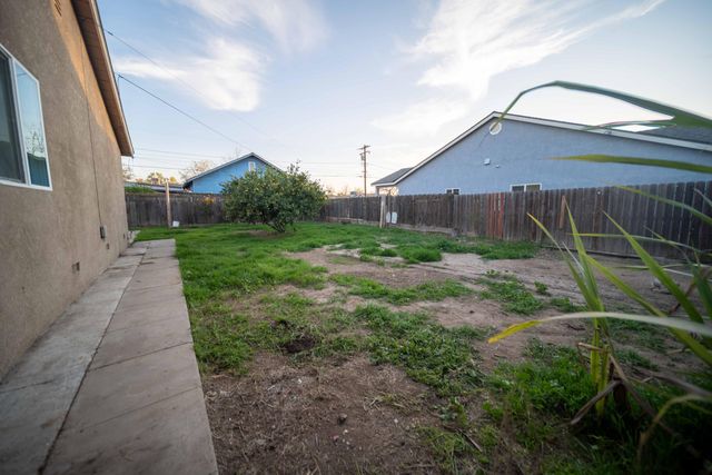707 W Sonora Avenue, Tulare, CA 93274