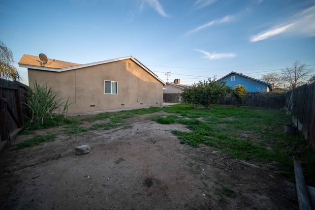 707 W Sonora Avenue, Tulare, CA 93274