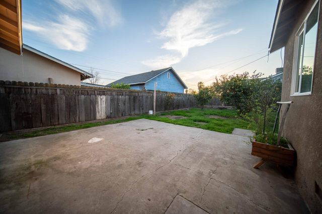 707 W Sonora Avenue, Tulare, CA 93274