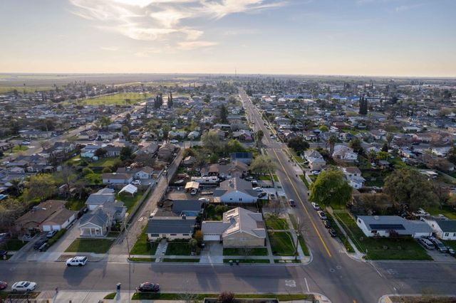 707 W Sonora Avenue, Tulare, CA 93274