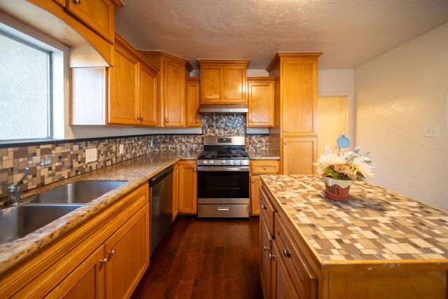 707 W Sonora Avenue, Tulare, CA 93274