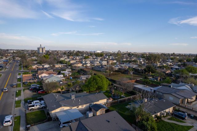 707 W Sonora Avenue, Tulare, CA 93274