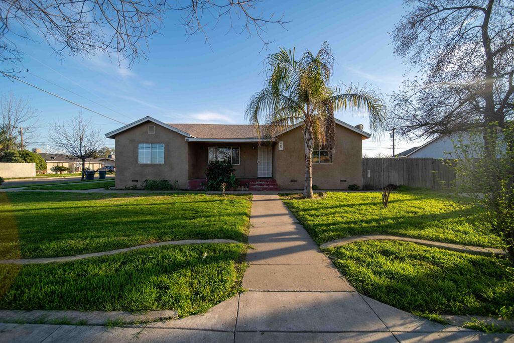 707 W Sonora Avenue, Tulare, CA 93274