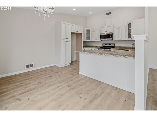 1397 BONNIEBRAE Dr, Lake Oswego, OR 97034