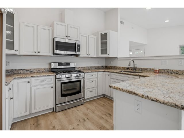 1397 BONNIEBRAE Dr, Lake Oswego, OR 97034