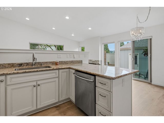 1397 BONNIEBRAE Dr, Lake Oswego, OR 97034