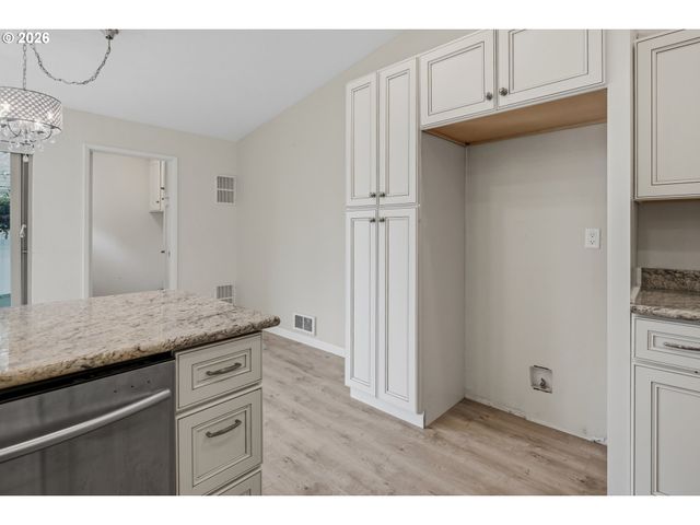 1397 BONNIEBRAE Dr, Lake Oswego, OR 97034