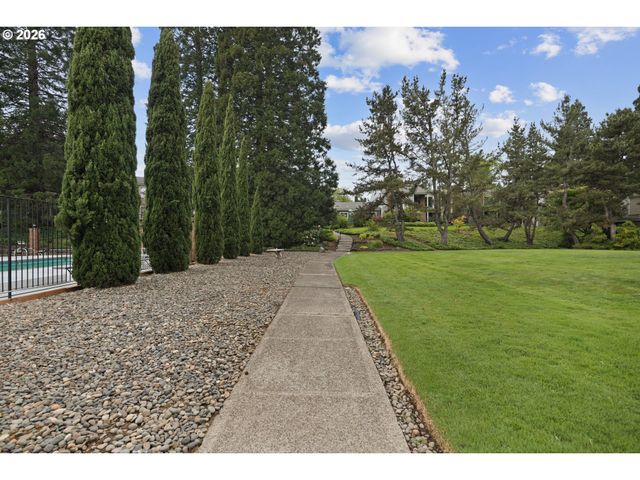 1397 BONNIEBRAE Dr, Lake Oswego, OR 97034