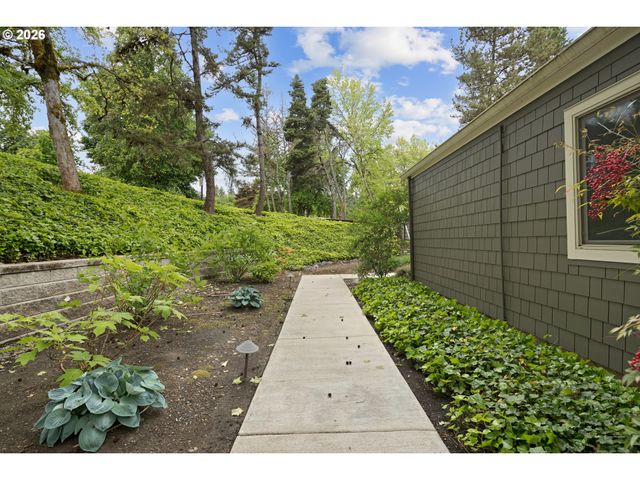 1397 BONNIEBRAE Dr, Lake Oswego, OR 97034