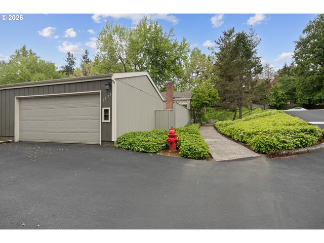 1397 BONNIEBRAE Dr, Lake Oswego, OR 97034