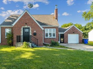 1051 35th Street NE, Cedar Rapids, IA 52402