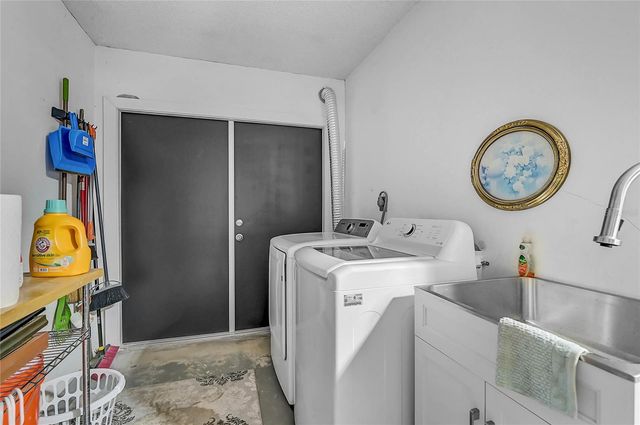 7128 W COUNTRY CLUB DRIVE N, Sarasota, FL 34243