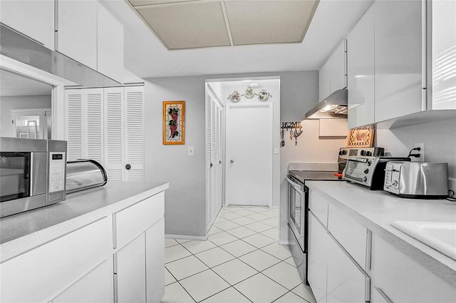 7128 W COUNTRY CLUB DRIVE N, Sarasota, FL 34243