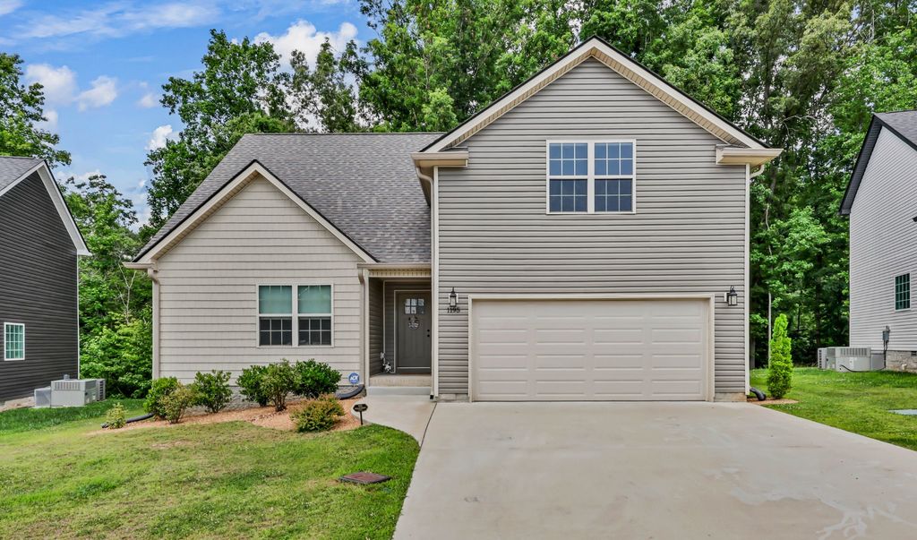 1195 Boulder Pass Rd, Clarksville, TN 37040