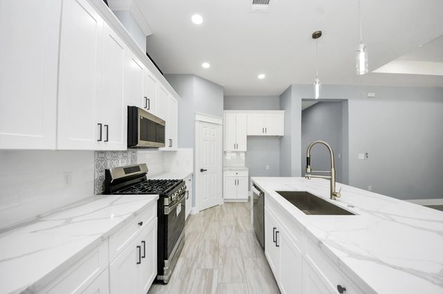 406 S Iowa Street, La Porte, TX 77571