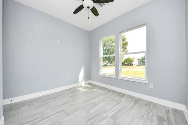 406 S Iowa Street, La Porte, TX 77571