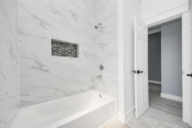 406 S Iowa Street, La Porte, TX 77571