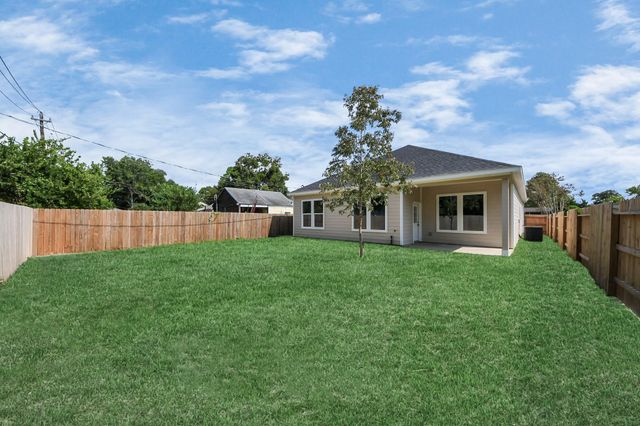 406 S Iowa Street, La Porte, TX 77571