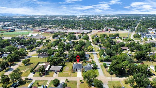 406 S Iowa Street, La Porte, TX 77571