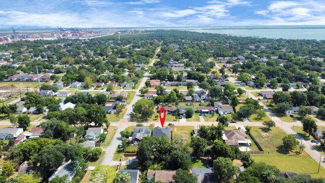 406 S Iowa Street, La Porte, TX 77571