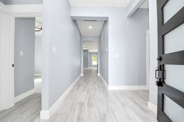 406 S Iowa Street, La Porte, TX 77571