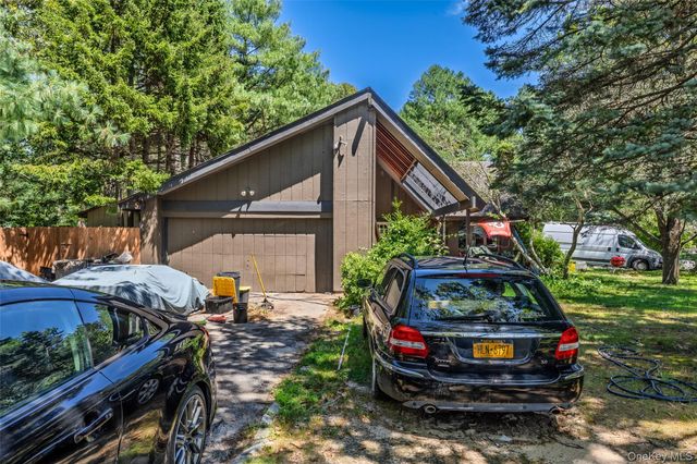 3 Gaton Lane, Coram, NY 11727
