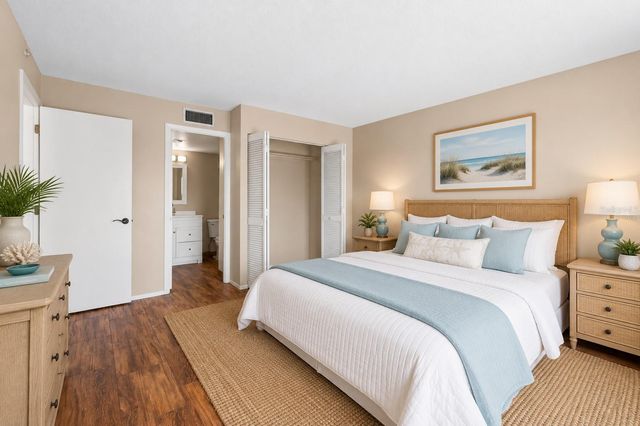 7432 SUNSHINE SKYWAY LANE S 302, St Petersburg, FL 33711