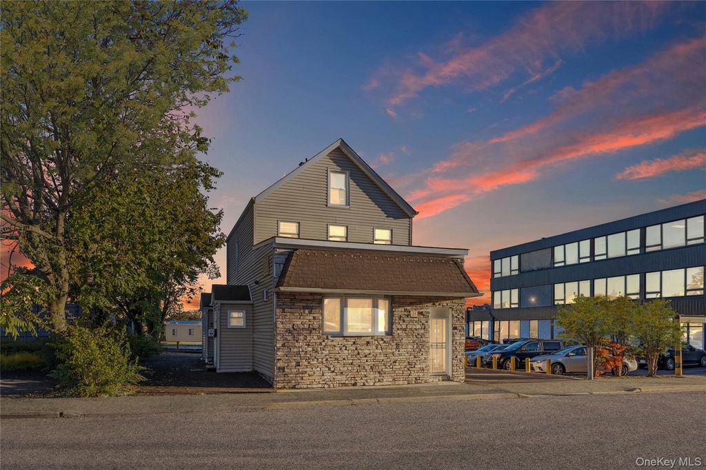 15 E Carl Street, Hicksville, NY 11801 — exterior