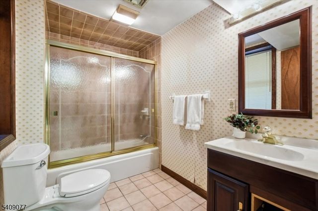 38 Hunters Circle, Tewksbury Twp., NJ 08833