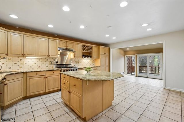 38 Hunters Circle, Tewksbury Twp., NJ 08833