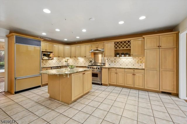 38 Hunters Circle, Tewksbury Twp., NJ 08833