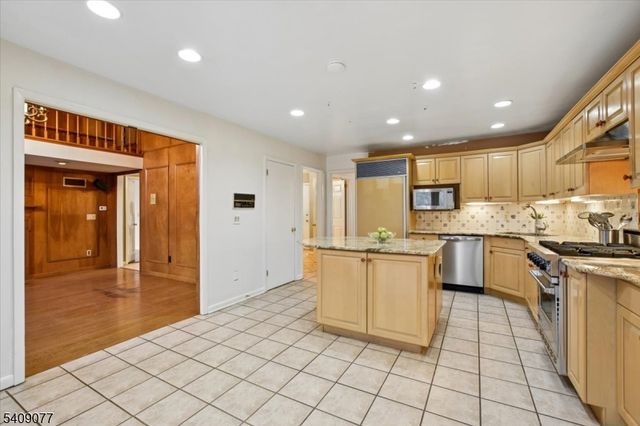 38 Hunters Circle, Tewksbury Twp., NJ 08833