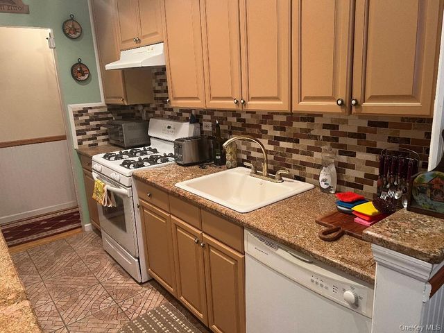 151-20 88 Street 6C, Howard Beach, NY 11414