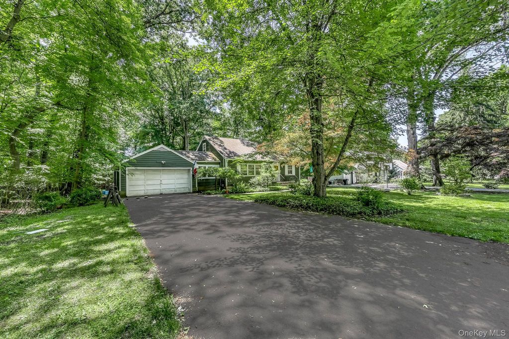 3 Woodland Place, Airmont, NY 10952