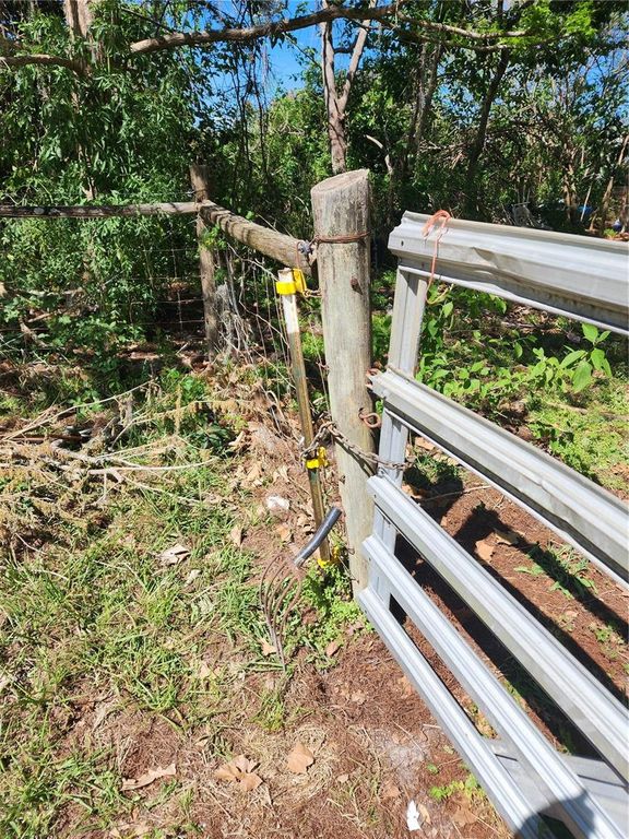 Image 5 of property listing at 16415 SE 210TH TERRACE, Hawthorne, FL 32640