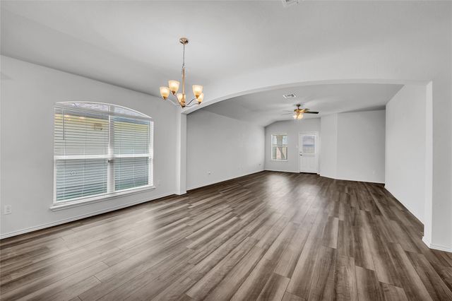 208 Nathaniel DR, Taylor, TX 76574