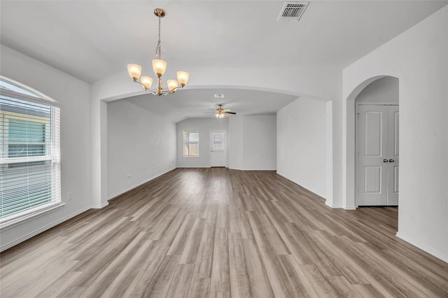 208 Nathaniel DR, Taylor, TX 76574