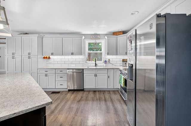 29 Edgemere Dr, Seekonk, MA 02771