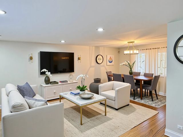 16062 Woodlawn East Avenue, South Holland, IL 60473