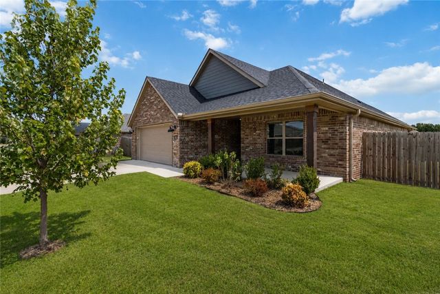 928 Sugar Pine Street, Tontitown, AR 72762