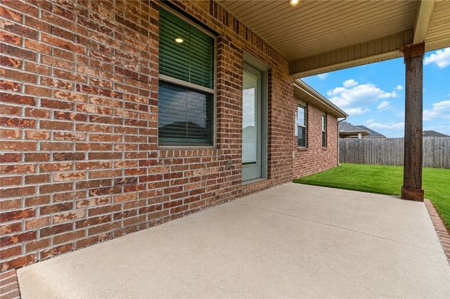 928 Sugar Pine Street, Tontitown, AR 72762