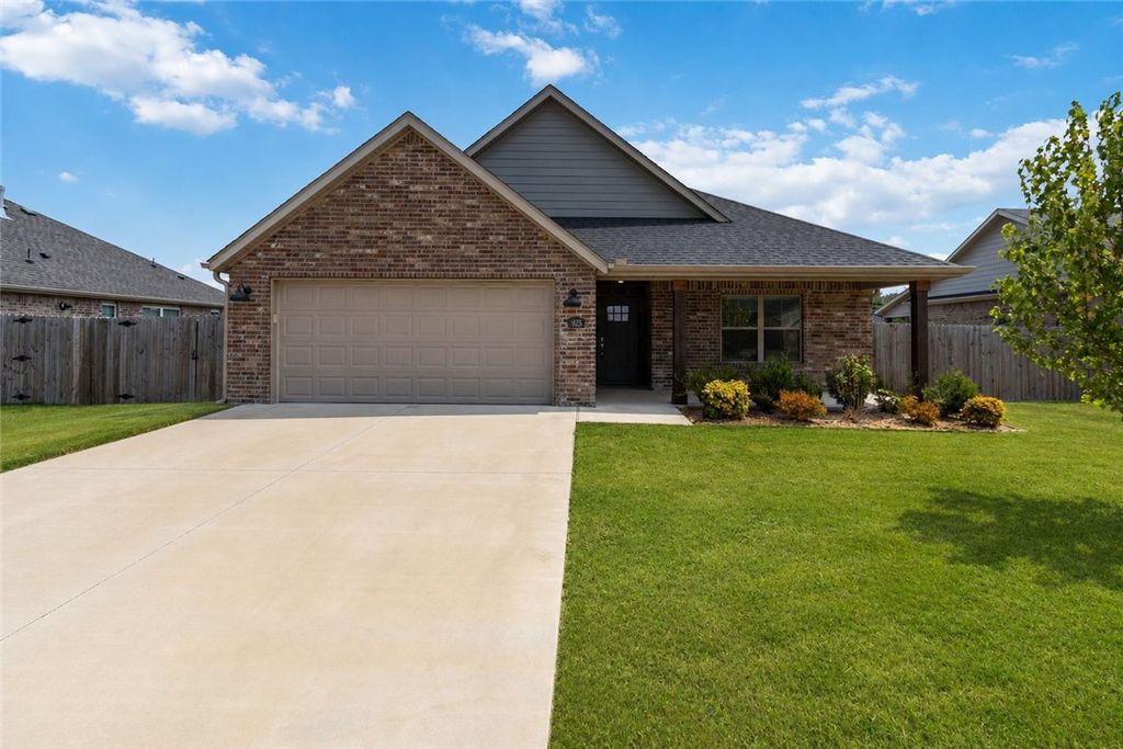 928 Sugar Pine Street, Tontitown, AR 72762