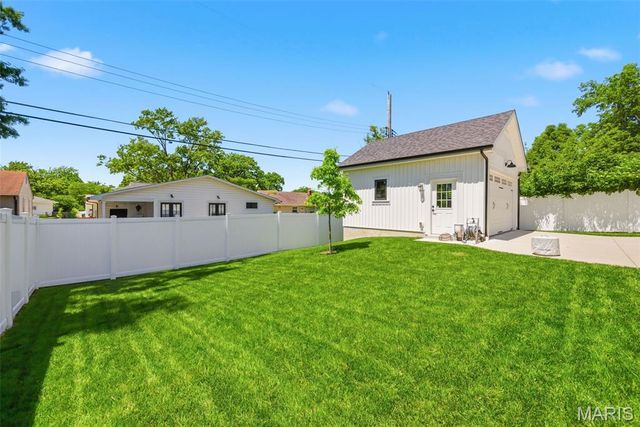 919 Poinsetta Lane, Kirkwood, MO 63122