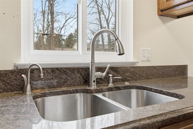 21467 Chestnut Lane, Farmington, MI 48336