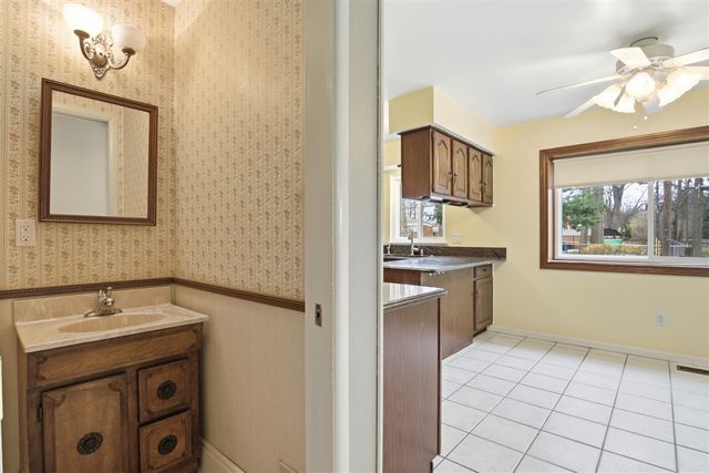 21467 Chestnut Lane, Farmington, MI 48336