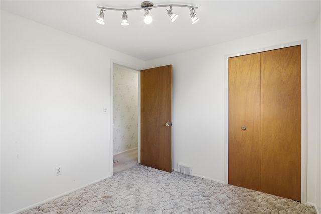 21467 Chestnut Lane, Farmington, MI 48336