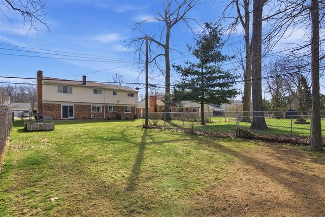 21467 Chestnut Lane, Farmington, MI 48336