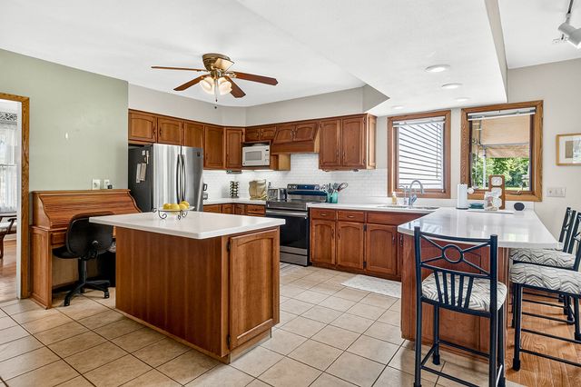 9690 N 2ND Street, Roscoe, IL 61073