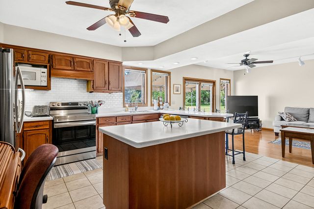 9690 N 2ND Street, Roscoe, IL 61073