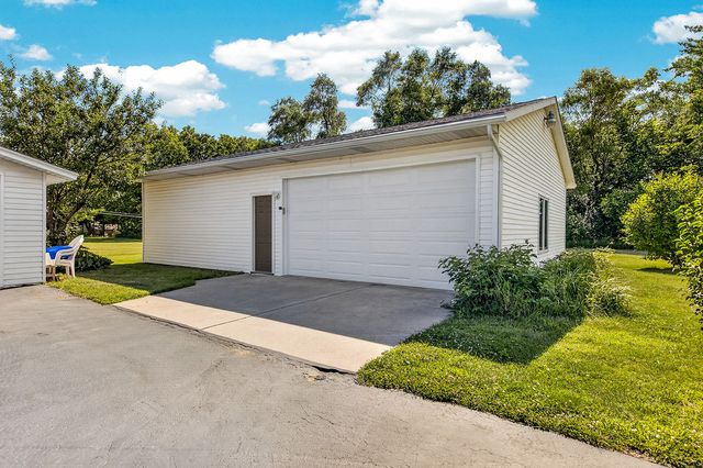 9690 N 2ND Street, Roscoe, IL 61073